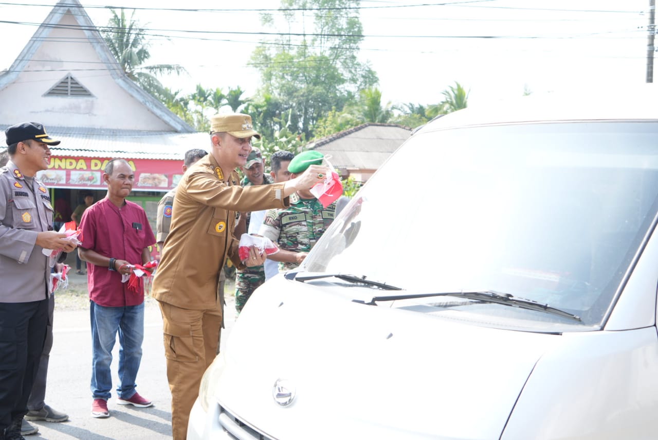 Pj Bupati Muaro Jambi Berikan Ribuan Bendera Gratis
