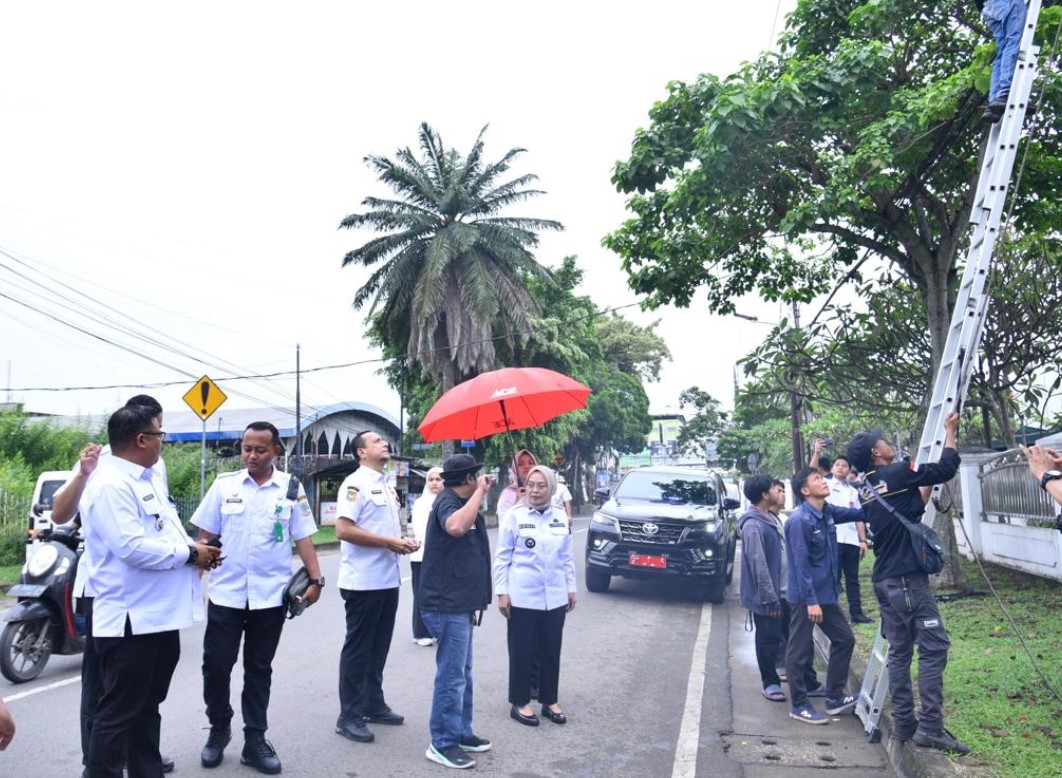 Tinjau Perapihan Kabel Internet, Pj Wali Kota Tegaskan Utamakan Estetika dan Keselamatan Pengendara