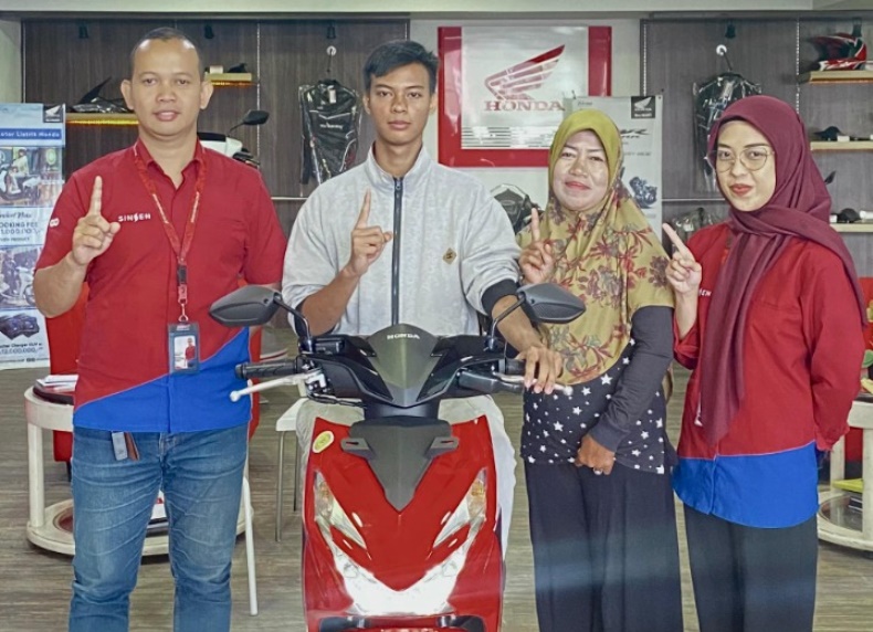 Sinsen Serahkan 1 Unit Sepeda Motor Honda kepada Pemenang Doorprize Honda DBL Jambi Series 2025