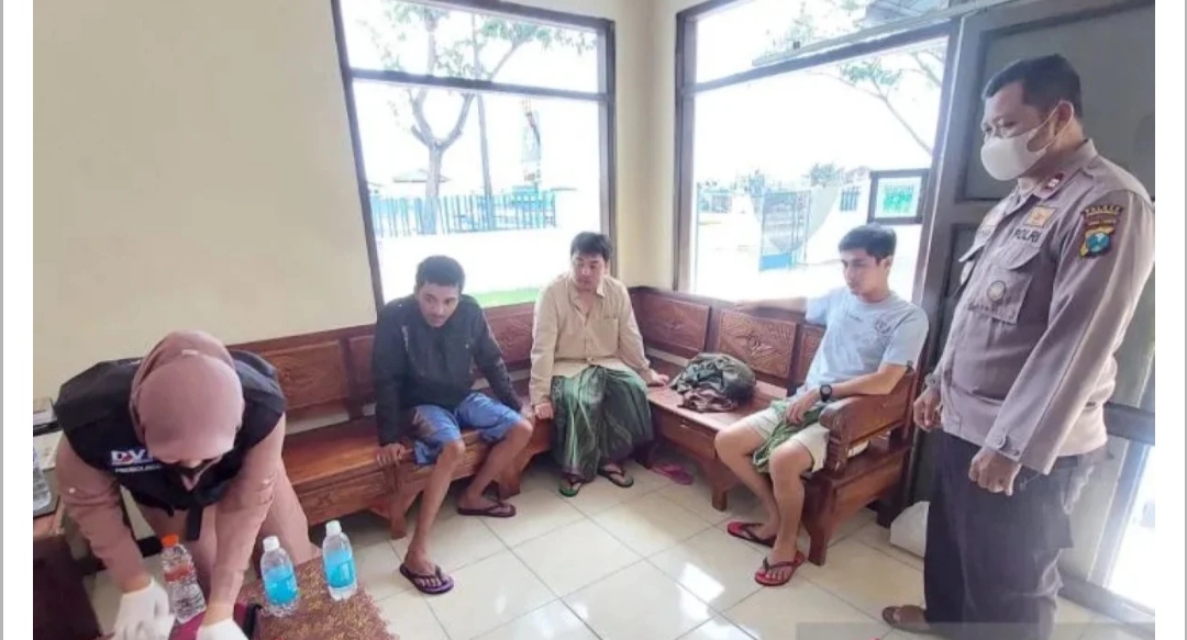 Nahkoda Menghilang, Detik-Detik Perahu di Probolinggo Dihantam Ombak Tenggelam