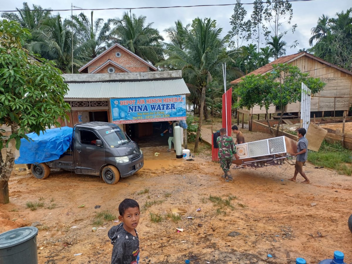 Sungai Ketalo Meluap, Babinsa Bantu Korban Banjir di Tebo