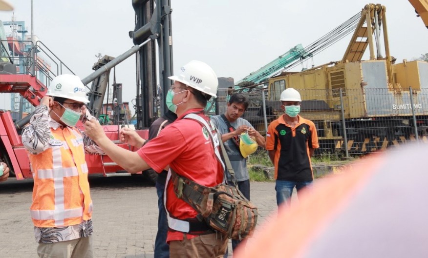 Antisipasi Dampak Polusi Udara, Pelindo Jambi Bagi Masker Gratis