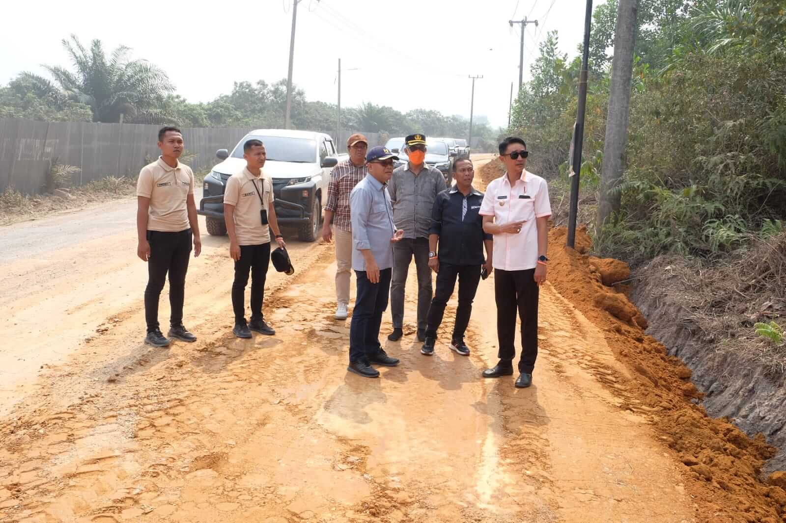 Pj Bupati Bachyuni Tinjau Jalan yang Dibangun Presiden RI Joko Widodo di Desa Tangkit