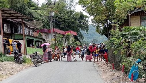 Warga Pulau Sangkar Kerinci Blokir Jalan Nasional, Minta Polres Hentikan Prosesi Arakan Adat Ujung Pagaruyung 