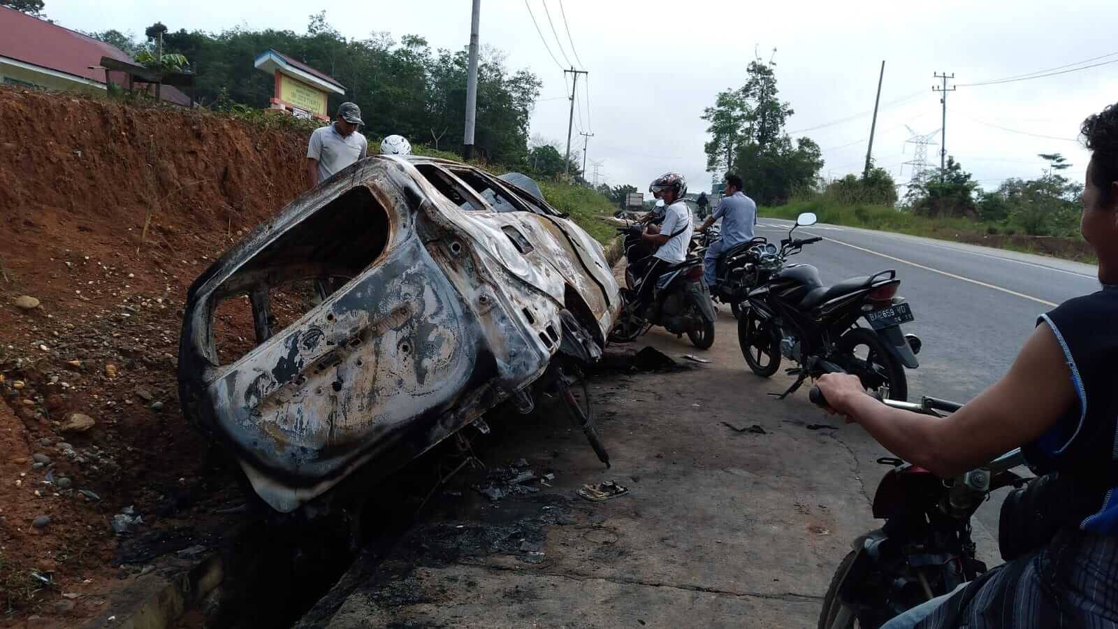 Mobil Minibus Xenia Terbakar di Jalan Lintas Sumatera, Korban Dilarikan ke RS Sungai Rumbai