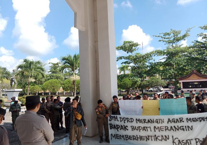Tuntutan Tak Digubris, Ratusan Personel Satpol PP Merangin Kembali Demo di Gedung DPRD