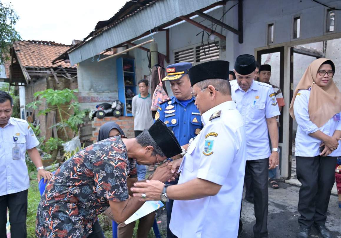 Salurkan Bantuan Korban Kebakaran, Wali Kota Maulana Ingatkan Warga Waspada Cuaca Ekstrem