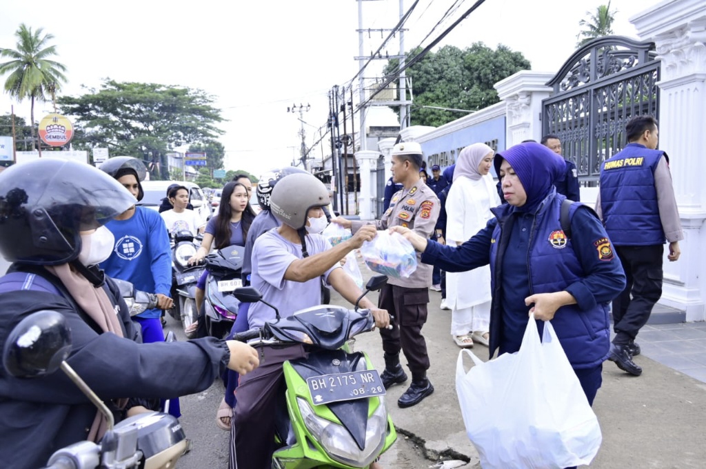 Humas Polda Jambi Bagikan Takjil kepada Masyarakat di Simpang Kebon Kopi