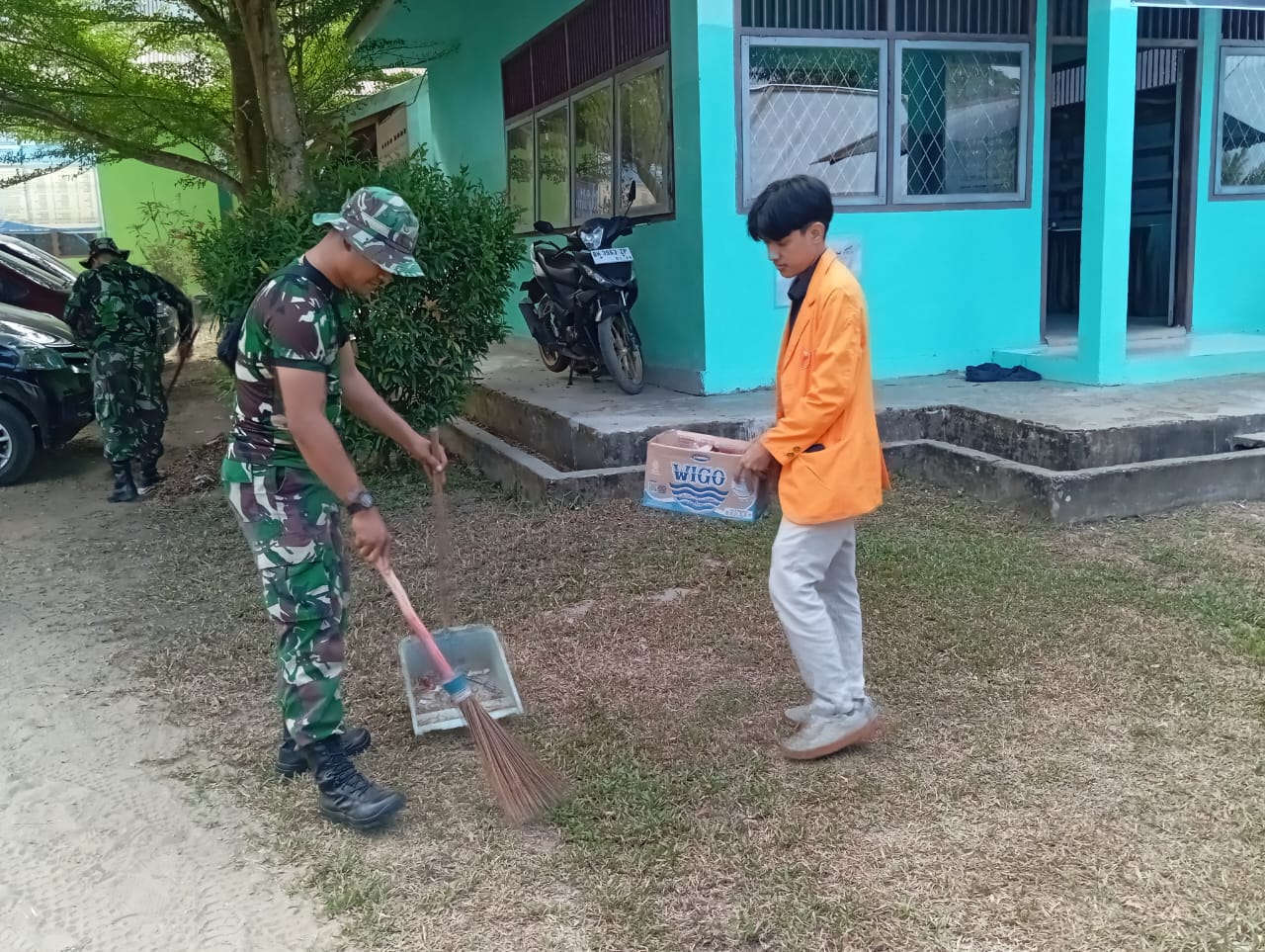 Satgas TMMD ke 121 Kodim 0415/Jambi bersama Mahasiswa Unja Gotong Royong