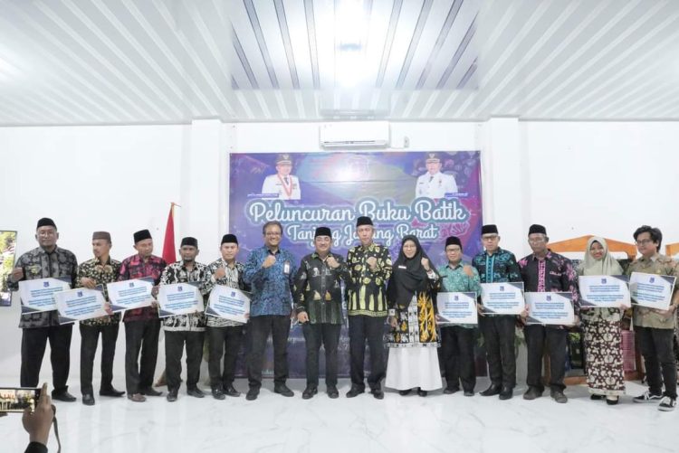 Bupati Tanjabbar Resmikan Peluncuran Buku Batik