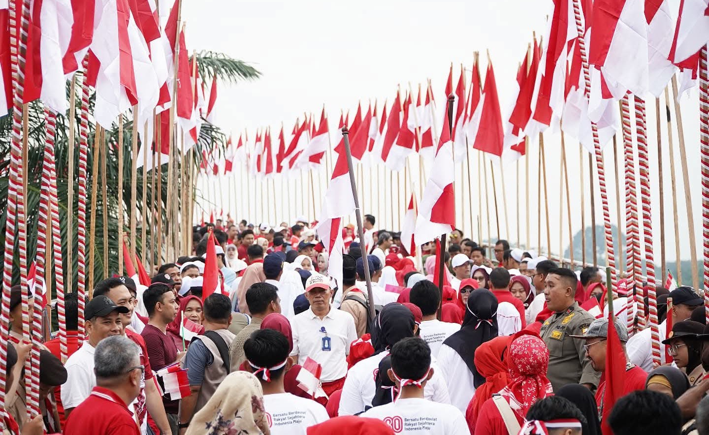 Catat Rekor MURI, Ribuan Bendera Merah Putih Berkibar Di jembatan Gentala Arasy