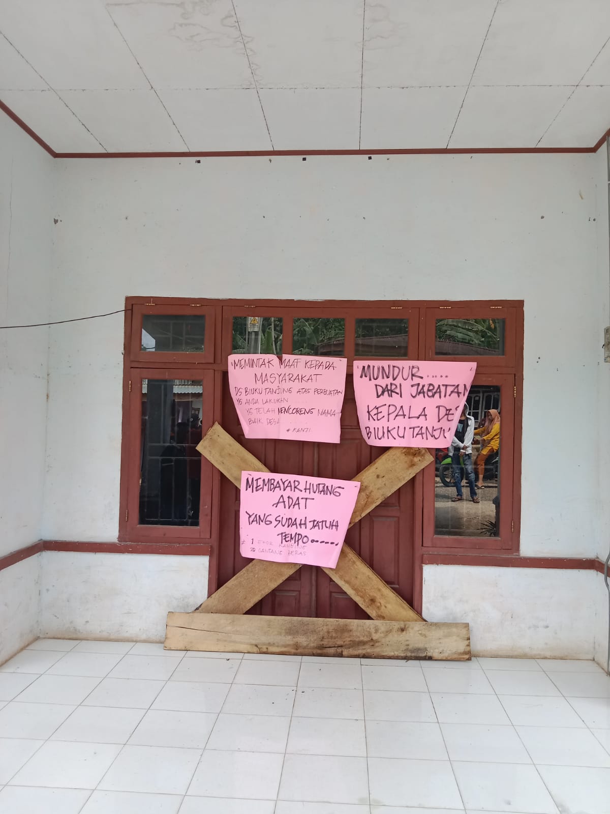 Kades di Merangin yang Kepergok Berduaan dengan Janda Tak Bayar Denda Adat, Warga Segel Kantor Desa Biuku