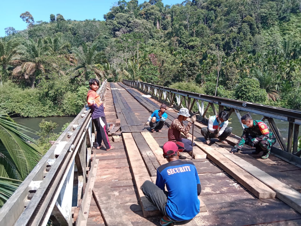 Di Bungo, TNI Bersama Warga Perbaiki Jembatan yang Rusak