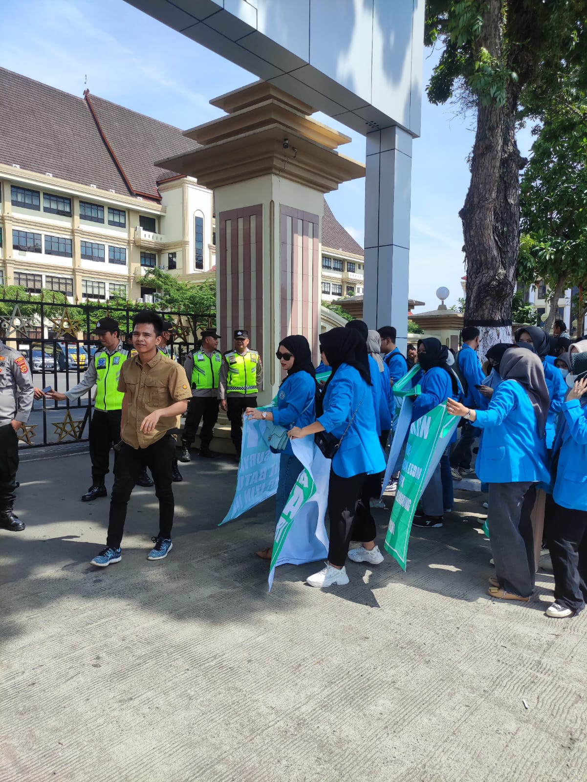 Orasi di Mapolda Jambi, Mahasiswa Minta Kapolda Tangkap Baroq Angsari CS Dugaan Pelaku Illegal Mining