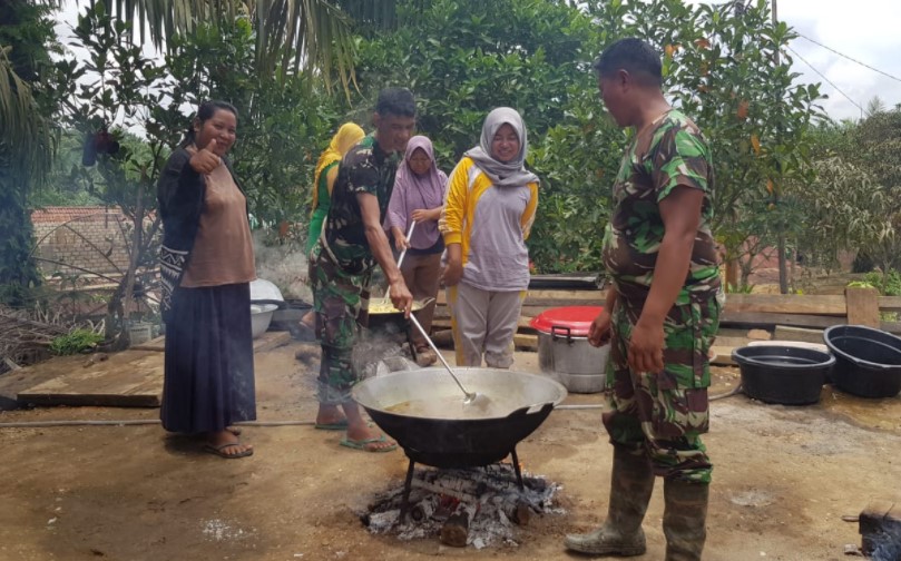 Satgas TMMD ke-115 Kodim 0415/Jambi Bantu Ibu-ibu Memasak