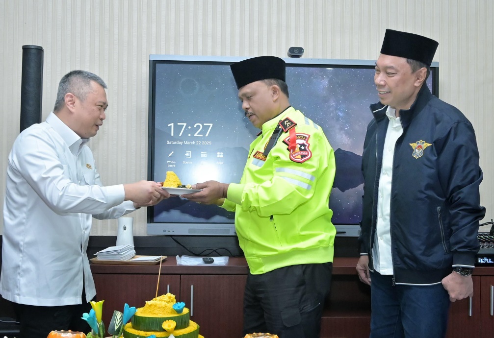Menteri Perhubungan, Kakorlantas Polri, dan Direktur Utama Jasa Raharja Tinjau Command Center KM 29