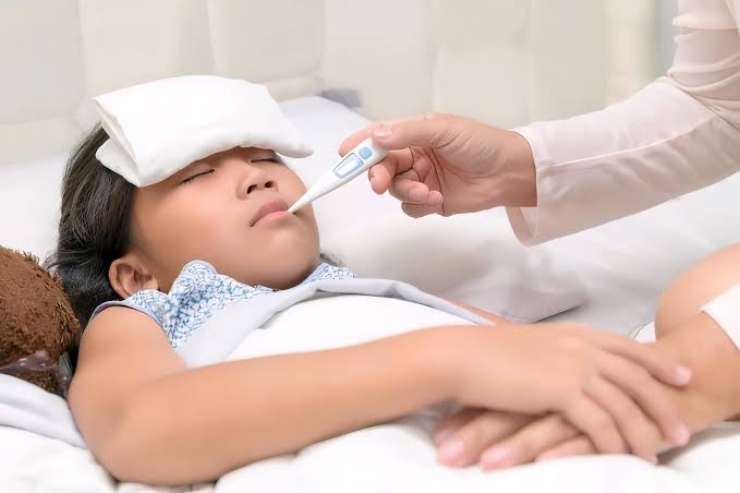 Tak Perlu Obat Dokter, Ini 6 Tips Menurunkan Demam Anak Secara Alami