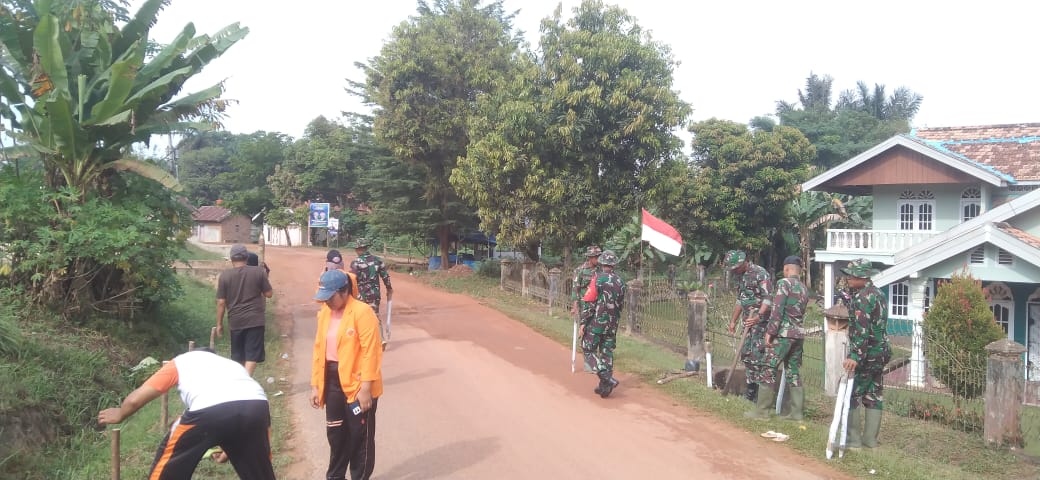 Satgas TMMD ke-121 Kodim 0415/Jambi bersama Masyarakat Timbun Jalan di Desa Pondok Meja