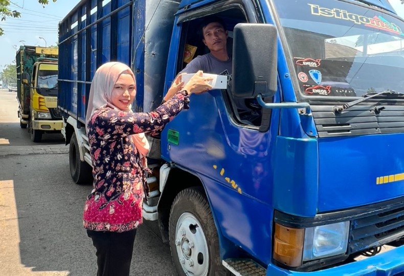 Jumat Berkah, PPDI Pelindo Jambi Berbagi makanan ke Sopir Truk