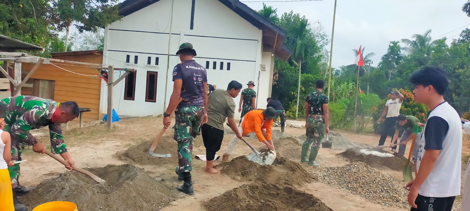 Satgas TMMD ke-121 Kodim 0415/Jambi Gotong Royong Bersama Mahasiswa UNJA dan UIN STS Jambi