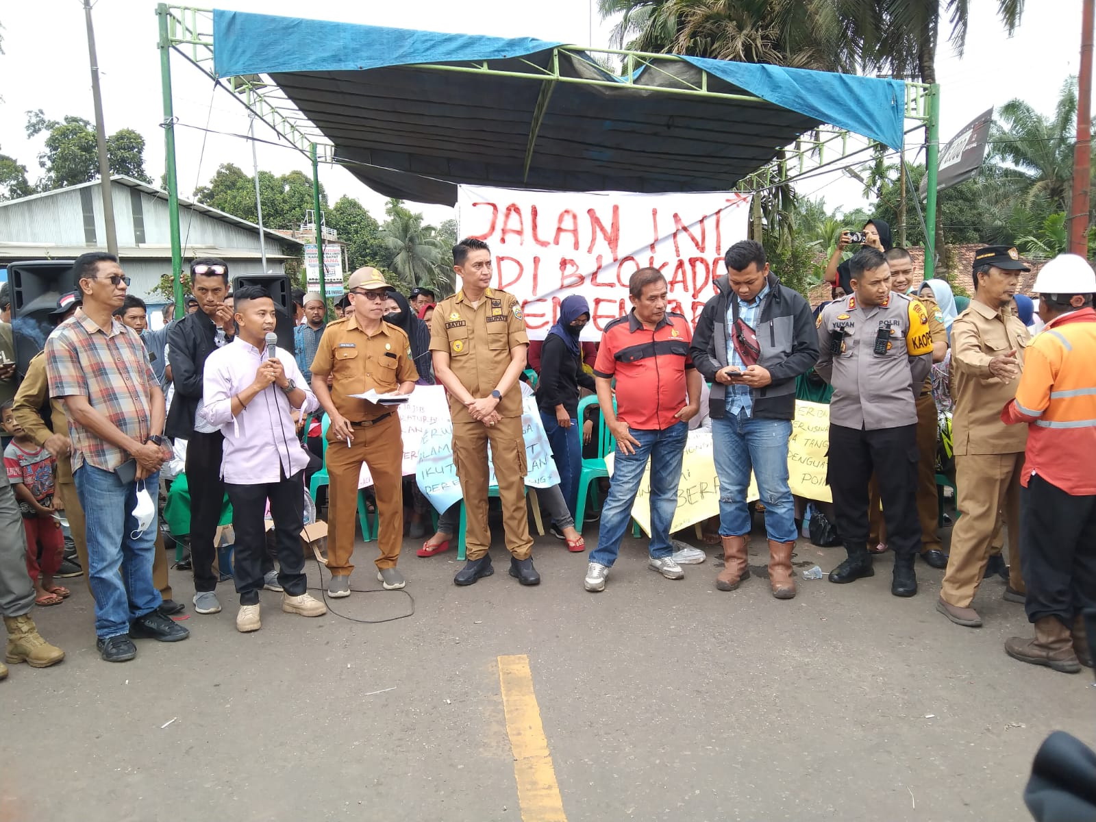Perusahaan Ingkari Janji Perbaikan Jalan, Warga Tutup Jalan Pelabuhan Talang Duku