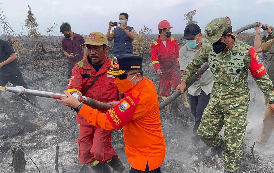 Karhutla Pulau Mentaro Belum Usai, Danrem 042/Gapu dan Gubernur Jambi Kembali Turun Langsung ke Titik Api