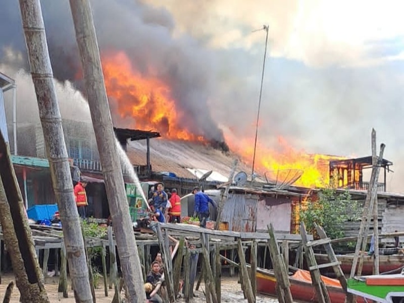 Gawat! Gudang Minyak Solar Terbakar Jadi Penyebab Hangusnya 49 Rumah di Tanjab Barat  