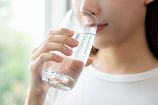 Kulit Makin Sehat, Ini 5 Manfaat Minum Air Putih untuk Kesehatan Kulit 