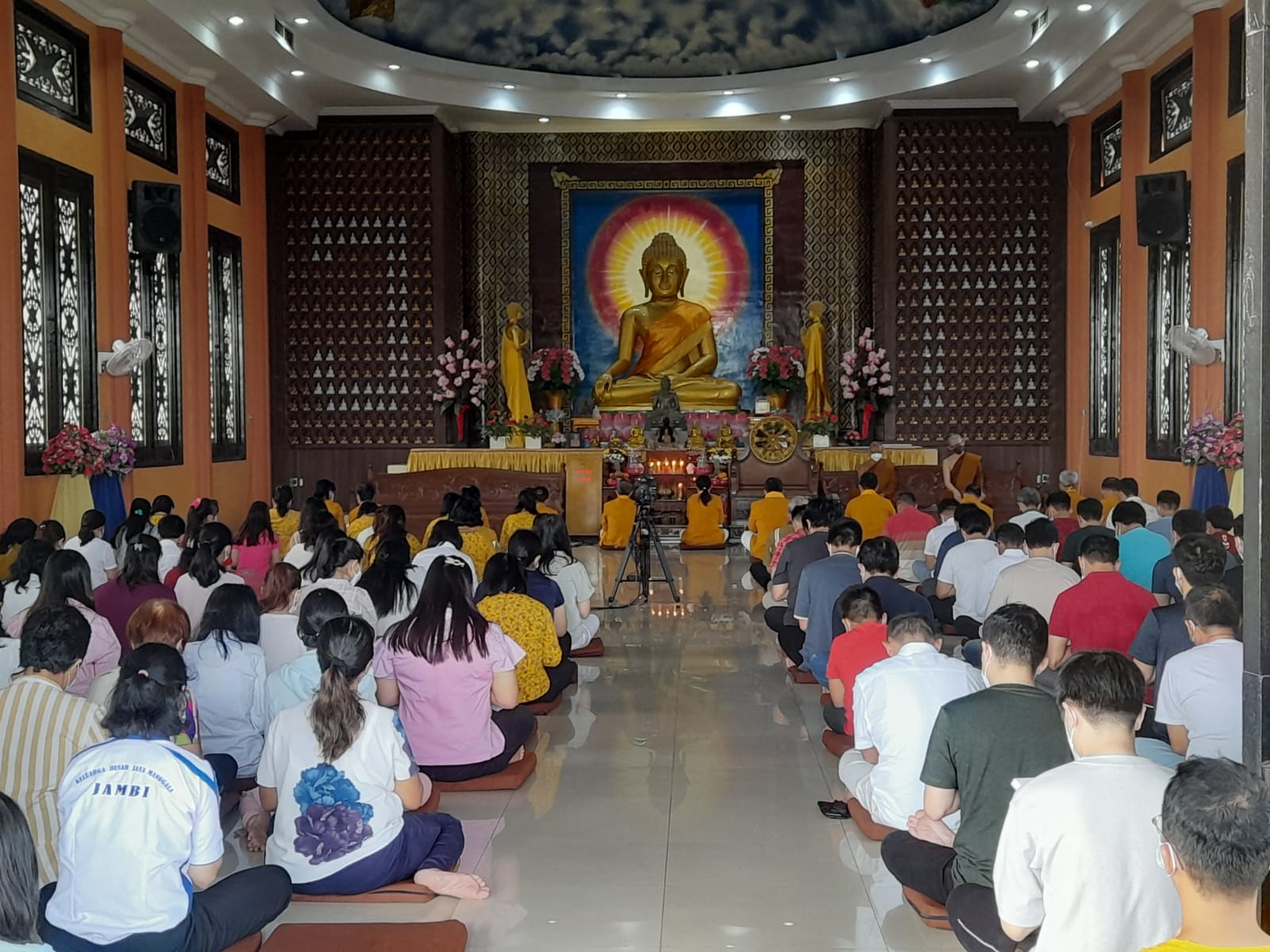 Ratusan Umat Buddha Padati Vihara Jaya Manggala Dalam Perayaan Hari Raya Waisak