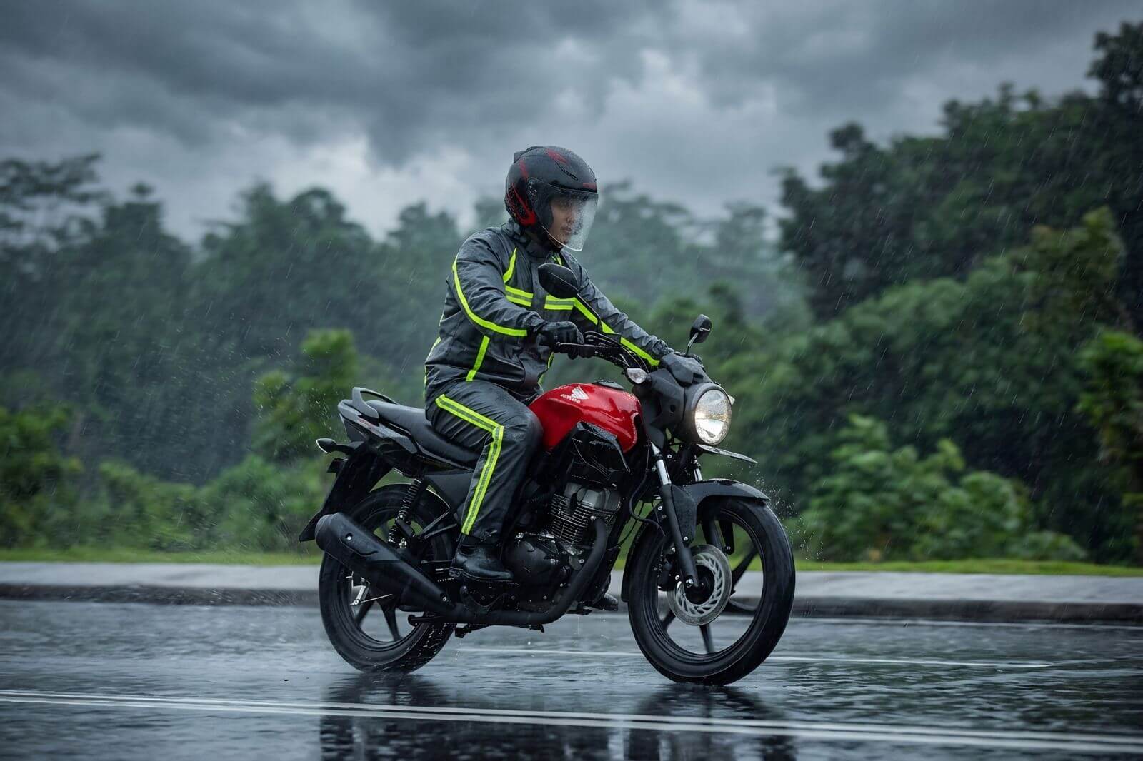 Sinsen Bagikan Tips Berkendara Aman Saat Hujan