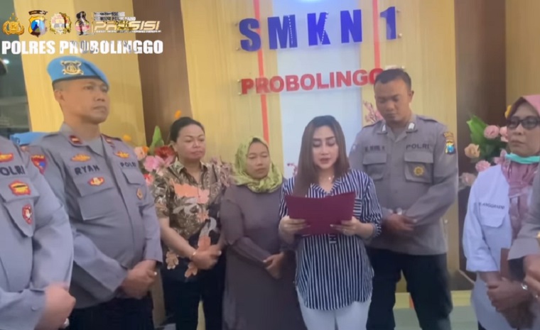 Buntut Istri Polisi Bentak Siswi Magang, Kapolres Probolinggo Copot Jabatan Suaminya
