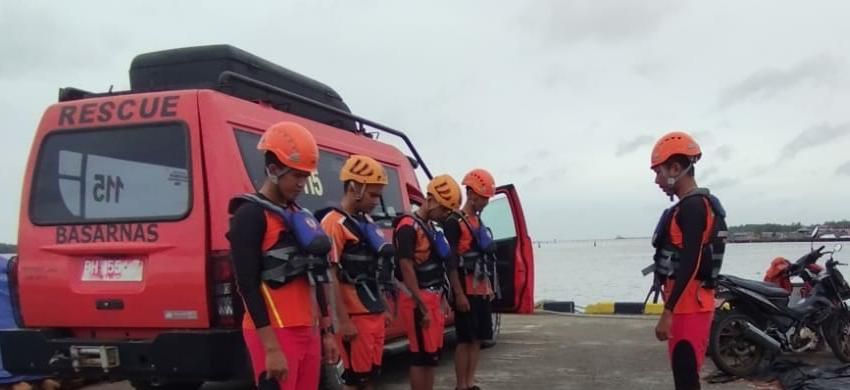 Kapal Pemancing Terbalik Dihantam Ombak, 1 Warga Kuala Tungkal Hilang