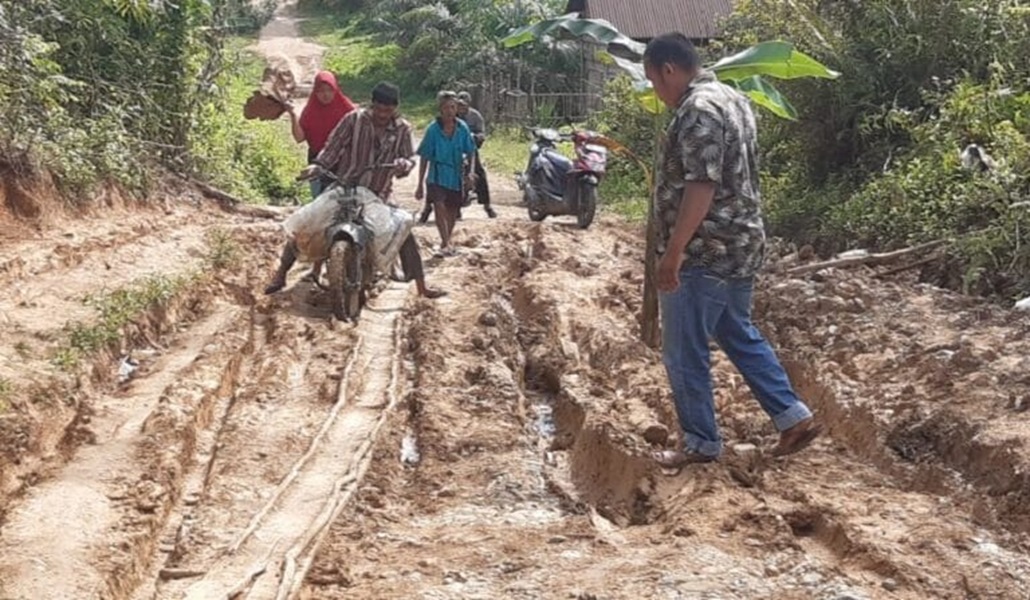 Warga Kampung Lebuh Keluhkan Jalan Rusak di Kabupaten Bungo yang Sudah Menahun