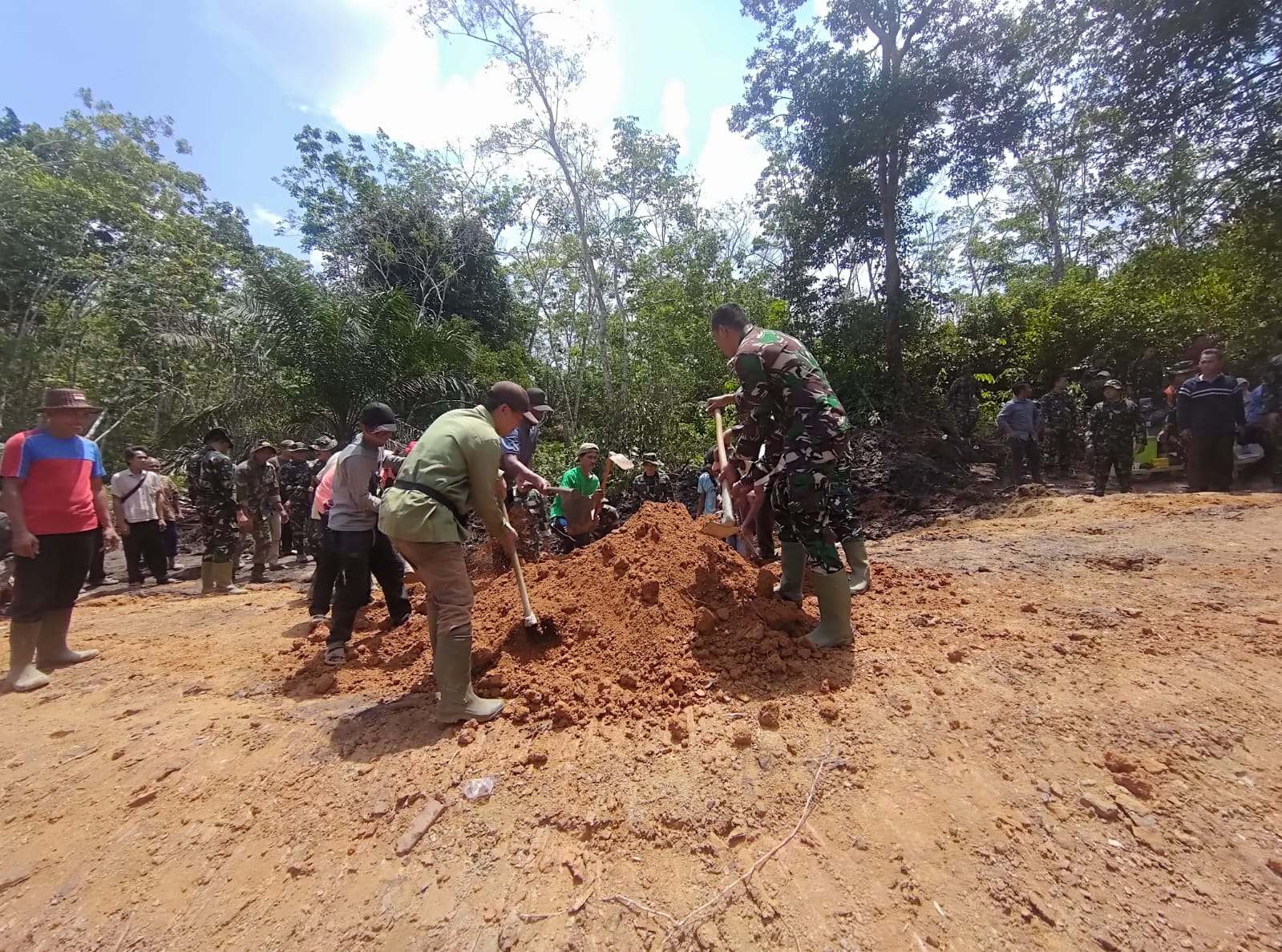 Satgas TMMD ke 121 Kodim 0415/Jambi bersama Masyarakat Desa Suka Maju Timbun Gorong-gorong