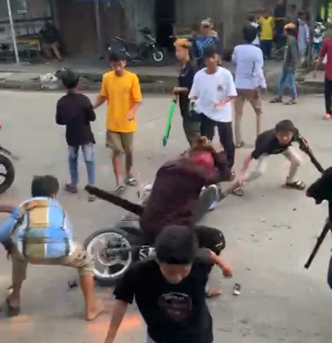 Viral Video Brutal Bentrok Remaja di Parit 1 Kualatungkal Gunakan Senjata Peluru Plastik