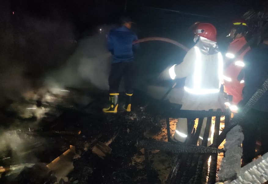 Geger! Kebakaran Hanguskan 2 Rumah di Tanjung Katung Muaro Jambi