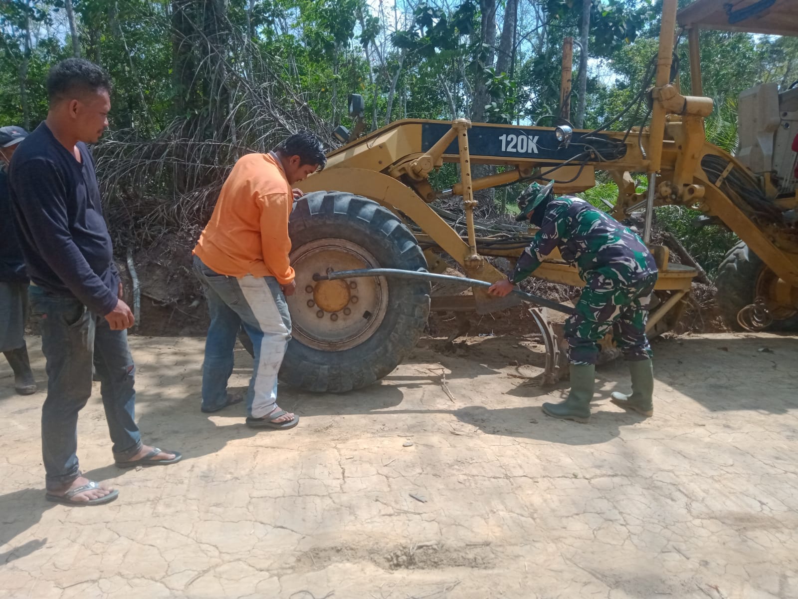 Satgas TMMD ke-121 Kodim 0415/Jambi Bantu Operator Perbaii Alat Berat Eksavator