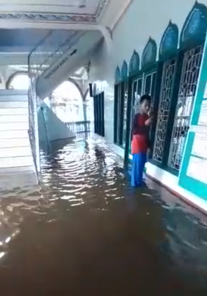 Banjir Rob di Kuala Tungkal, Rumah Warga dan Masjid Agung Al-Istiqomah Terendam