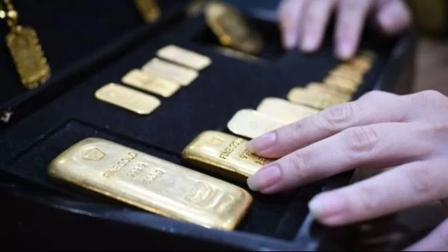 Simak! Harga Emas Turun Serentak 22 November 2025