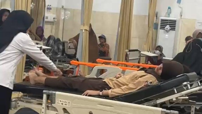 Diduga Keracunan MBG, Sejumlah Siswa SMKN 1 Kota Jambi Dilarikan ke RSUD Raden Mattaher