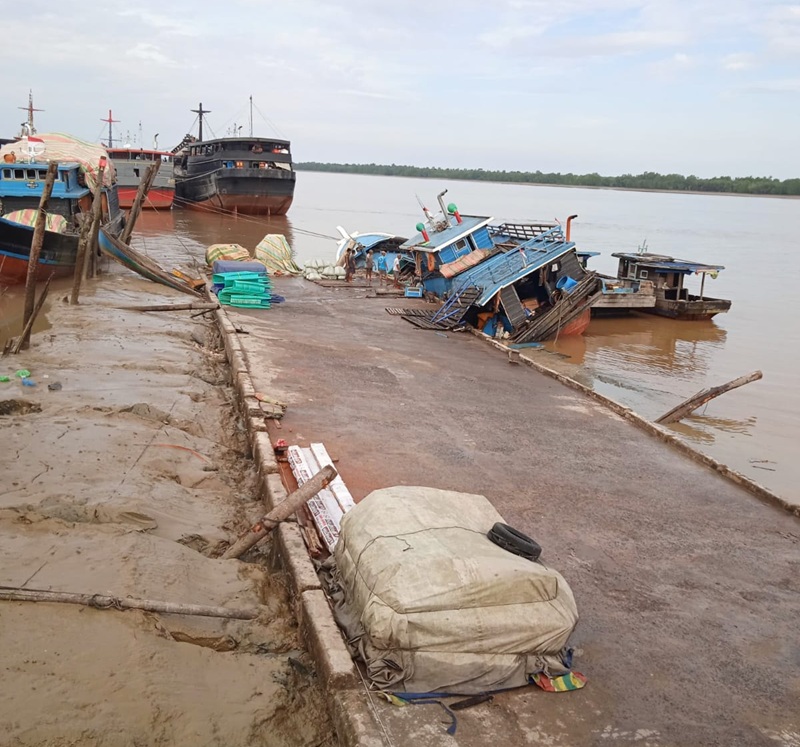 BRAAAAK! Jembatan Pelabuhan Tanggo Rajo Ulu di Kuala Tungkal Roboh, Sejumlah Kapal Rusak