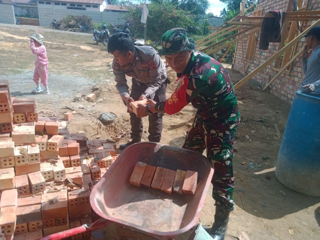 Satgas TMMD ke-121 Kodim 0415/Jambi Gotong Royong Bersama Polri dan Masyarakat Bangun RTLH di Desa Pondok Meja