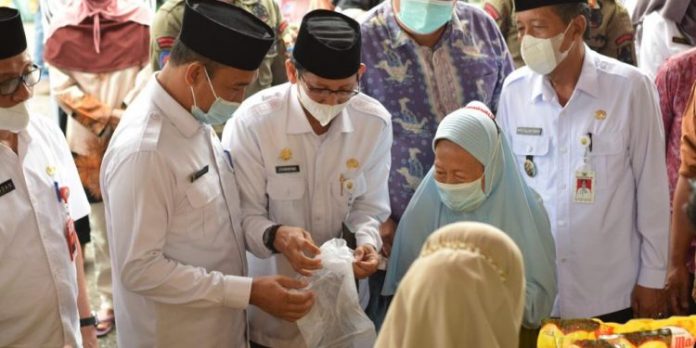 Wagub Jambi Buka Bazaar 10 ribu Liter Minyak Goreng Murah