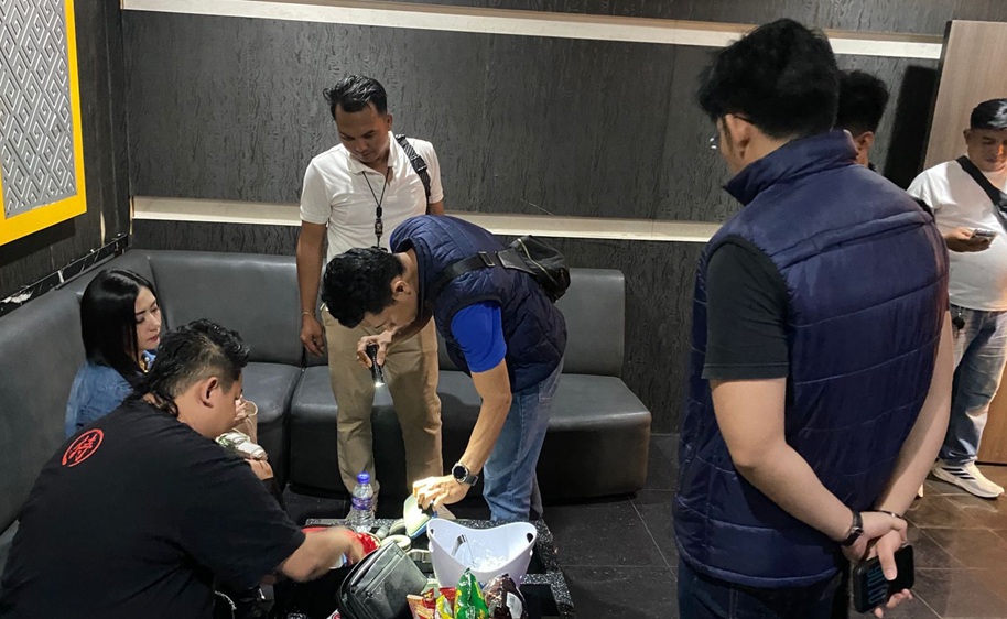 Polresta Jambi Razia Grand Club! 19 Pria dan 3 Wanita Positif Narkoba, Polisi Temukan Ekstasi