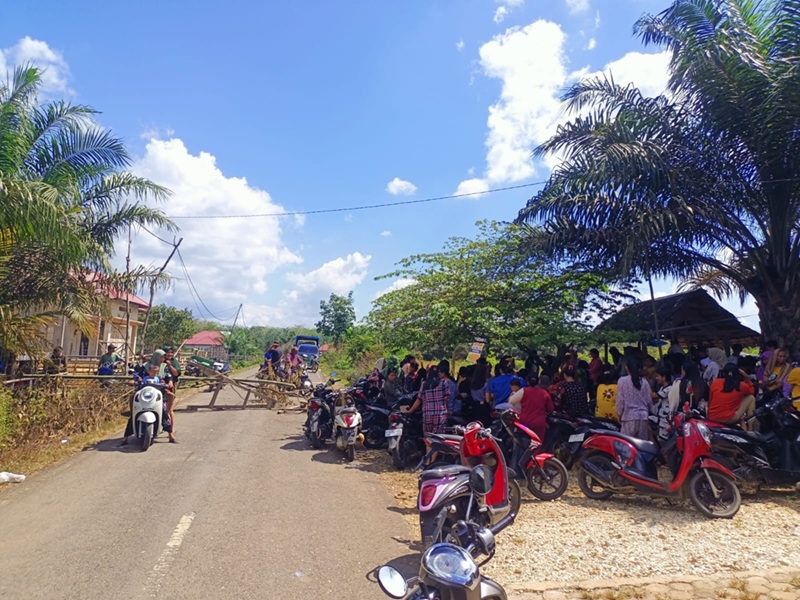 Duh! Warga Bathin II Pelayang Blokir Jalan, Protes Aktivitas PETI di Bungo