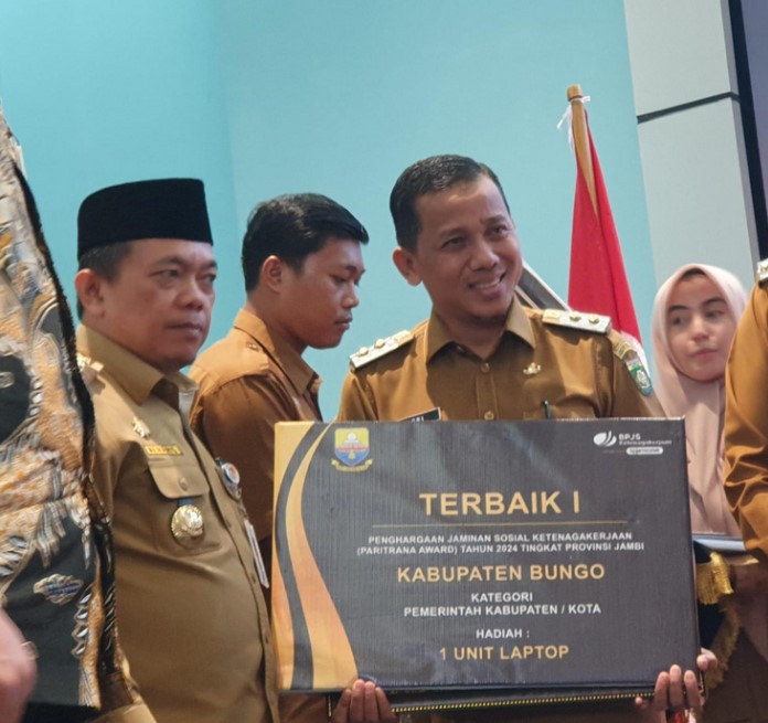 BPJamsostek Berikan Penghargaan Paritrana Award 2024 kepada Pemkab Bungo