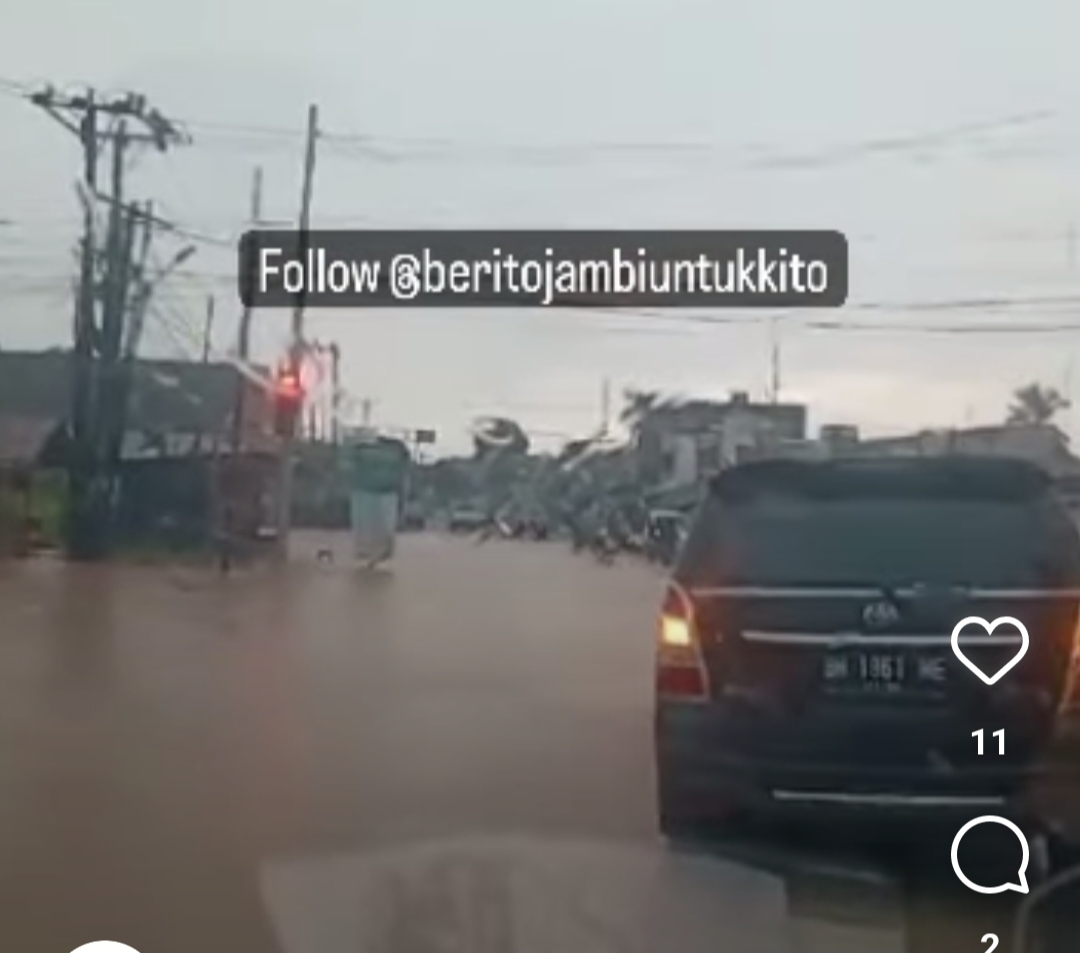 Waduh! Hujan Deras, Simpang Empat Kenali Kota Jambi Terendam Banjir