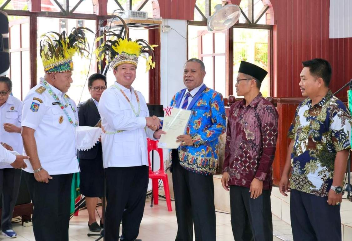 Menteri Nusron Serahkan Sertipikat di Papua: Era Presiden Prabowo Semua Tempat Ibadah Harus Disertipikatkan
