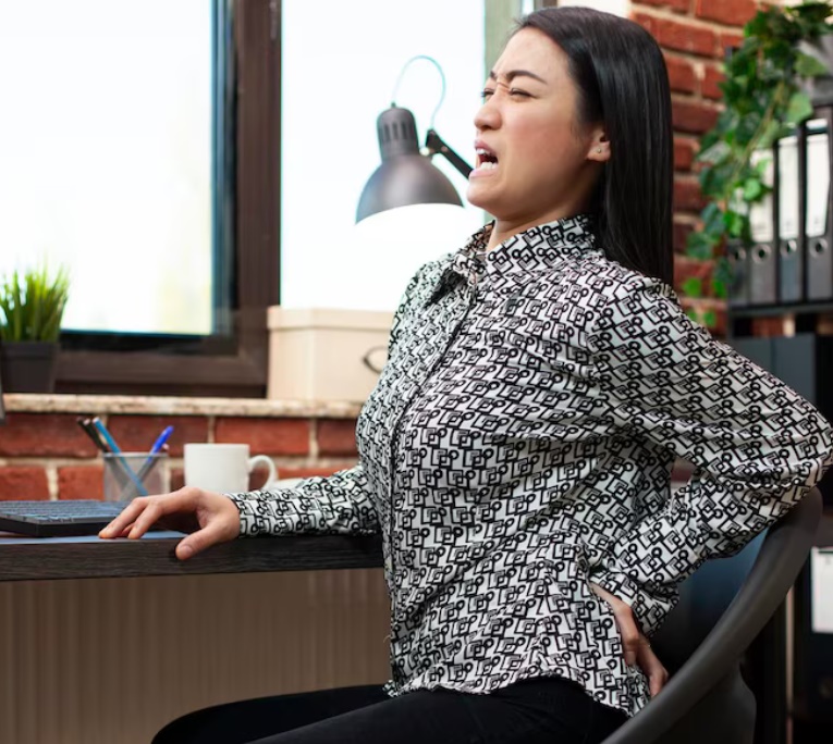 Sering Duduk Seharian? Waspadai Bahaya Tersembunyi Ini yang Mengintai Tulang Belakang 
