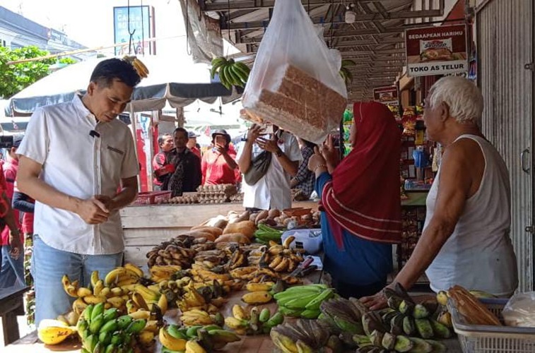 Teriakan Dukungan dari Pedagang Sambut Calon Bupati Muaro Jambi Zuwanda Saat Blusukan di Pasar Tradisional